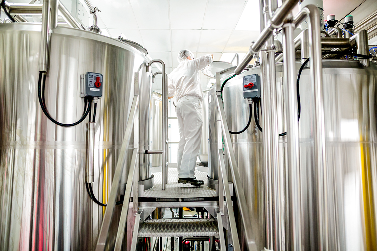 Homme travaillant dans l'usine