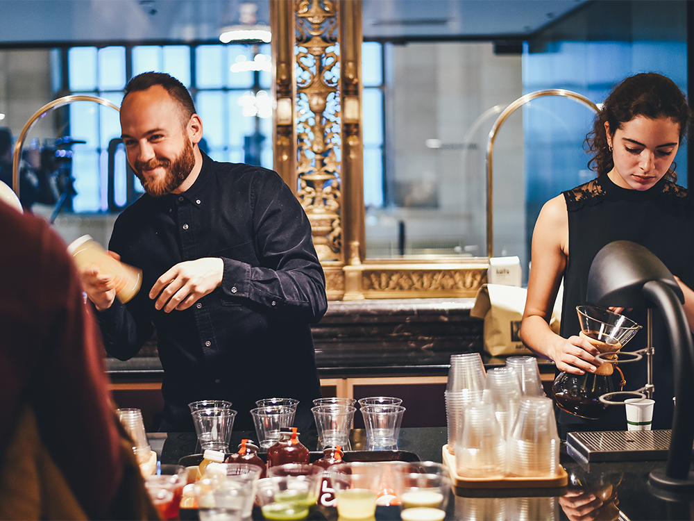 Serveurs préparant des boissons au bar du Crew Collective Café